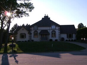 2055 Old Falls Dr in Vandalia, OH - Building Photo - Building Photo