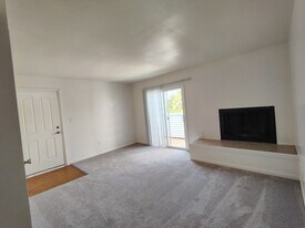 600 Reusens Rd, Unit 2 Bedroom Waitlist in Lynchburg, VA - Building Photo