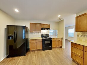 8010 Manderly Pl in Converse, TX - Building Photo - Building Photo