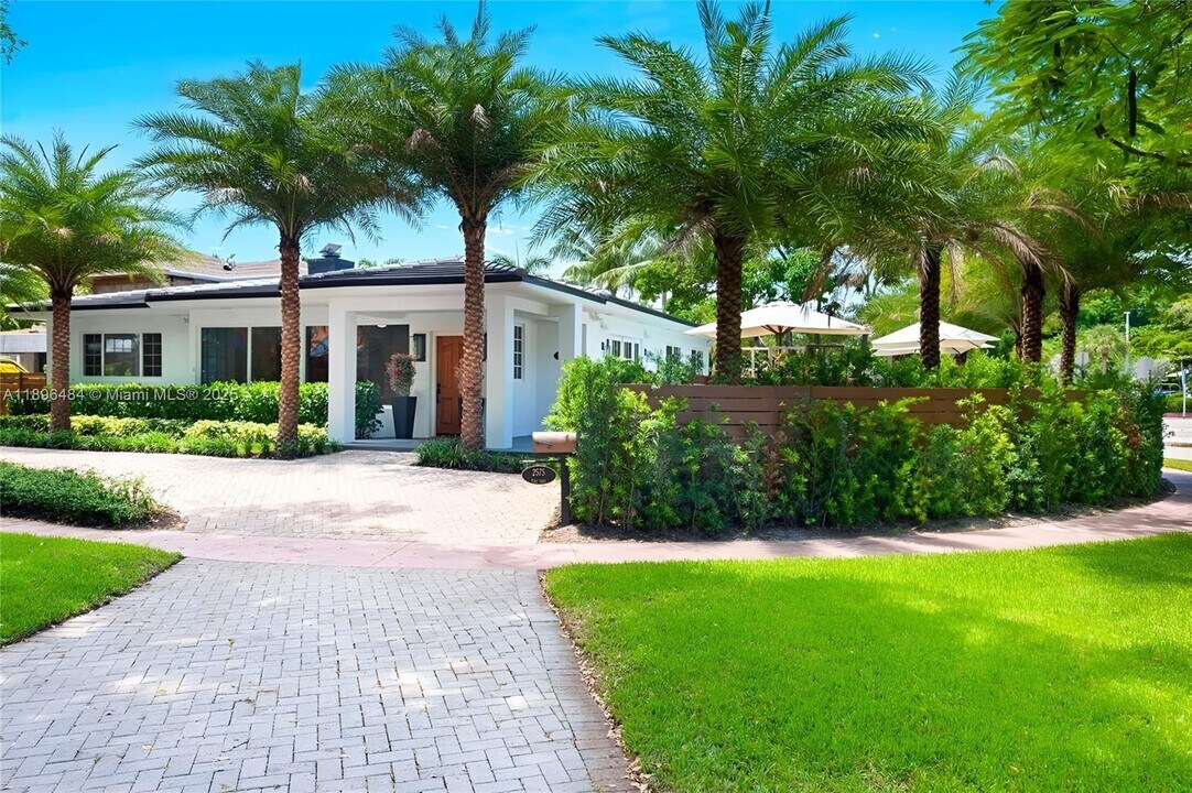 2575 Pine Tree Dr in Miami Beach, FL - Building Photo