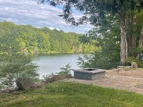 2225 Connecticut River Rd in Springfield, VT - Foto de edificio - Building Photo