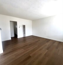 1044 W. 110th St. in Los Angeles, CA - Building Photo - Interior Photo