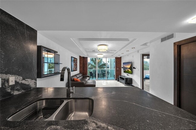 31 SE 5th St, Unit 407 in Miami, FL - Foto de edificio - Building Photo