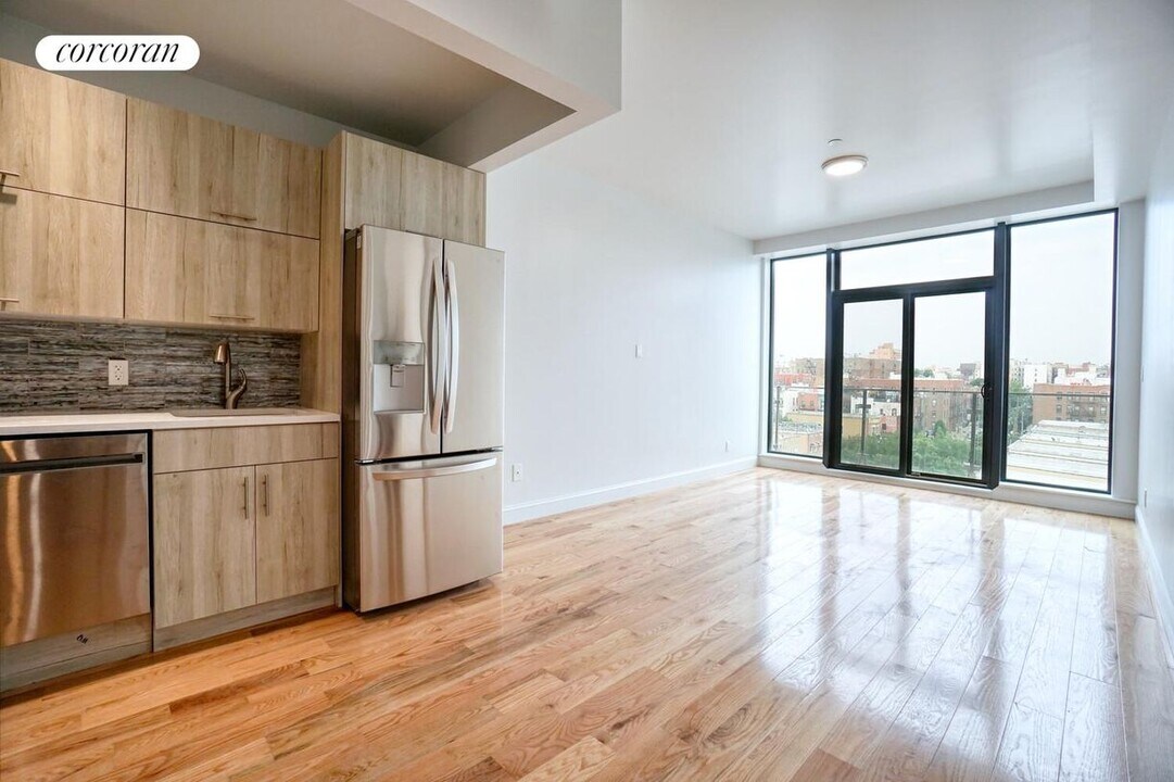 28-06 21st St in Queens, NY - Building Photo