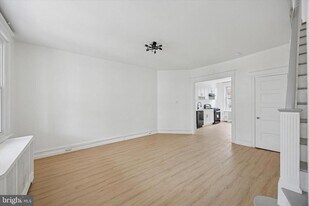 110 N Sickels St in Philadelphia, PA - Building Photo