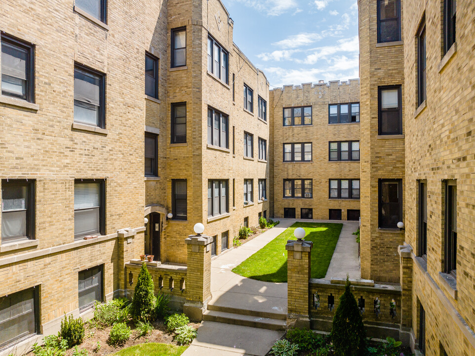 Newgard Apartments in Chicago, IL - Building Photo