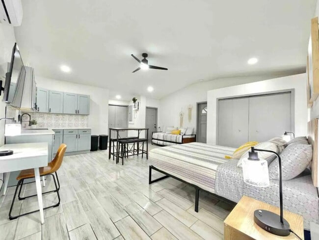 1221 Corbett Ln in Orlando, FL - Foto de edificio - Building Photo