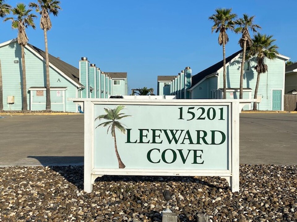 15201 Leeward Dr in Corpus Christi, TX - Foto de edificio