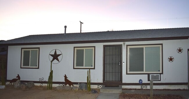 6380 Yucca Ave in Twentynine Palms, CA - Foto de edificio - Building Photo