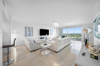 20201 E Country Club Dr in Aventura, FL - Building Photo - Building Photo