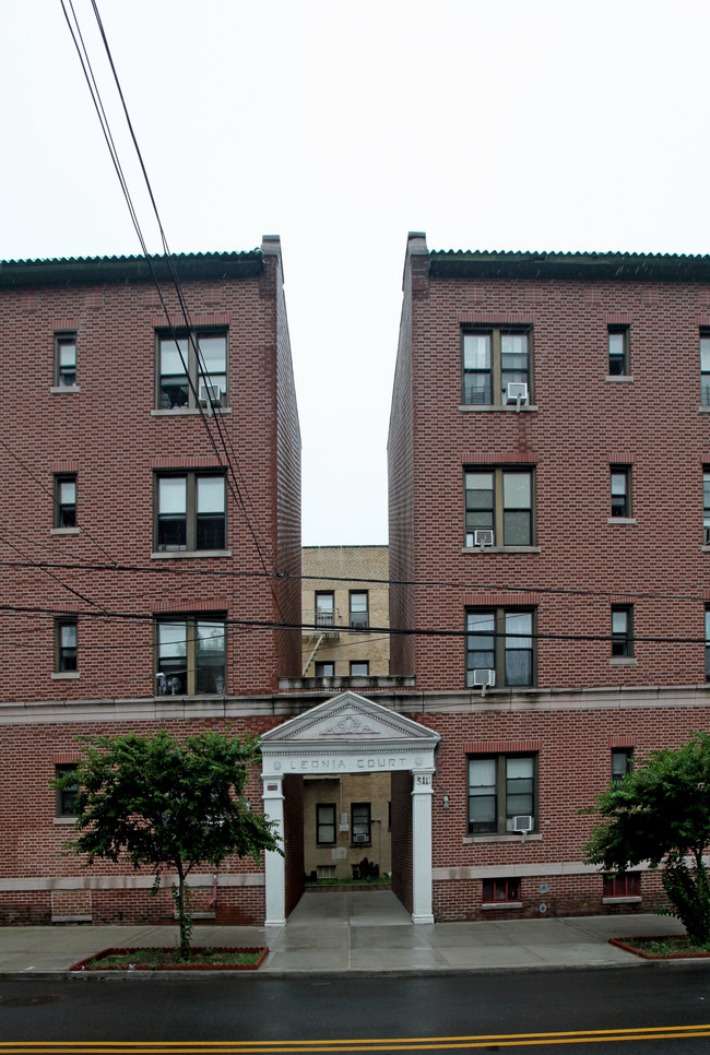 Leonia Court in Flushing, NY - Foto de edificio - Building Photo