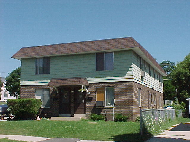 9032 W Mitchell St in Milwaukee, WI - Foto de edificio