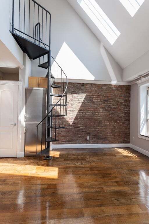 350 W 21st St