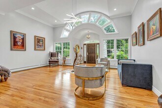 21 Buttonwood Dr in Dix Hills, NY - Foto de edificio - Building Photo