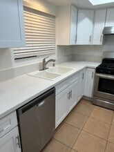 240 E Cedar Ave in Burbank, CA - Foto de edificio - Building Photo