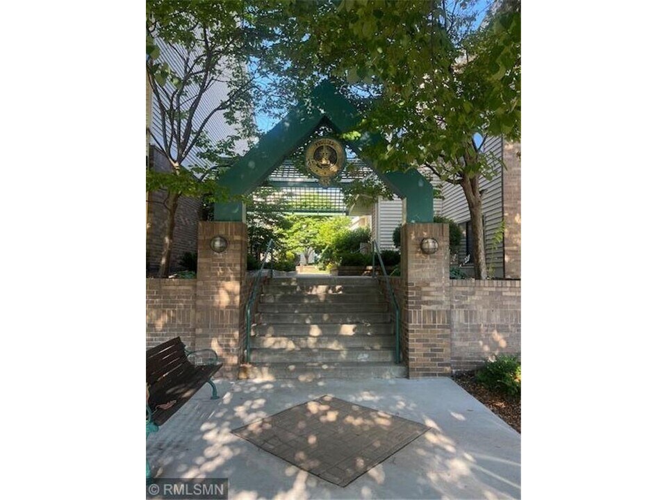 7610 York Ave S in Edina, MN - Building Photo