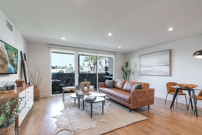 Desora in Los Angeles, CA - Foto de edificio - Building Photo