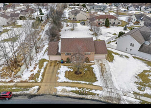 102 E River Dr, Unit 102 in De Pere, WI - Foto de edificio - Building Photo