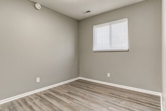 Glen Oaks Apartments in Kansas City, KS - Building Photo - Building Photo