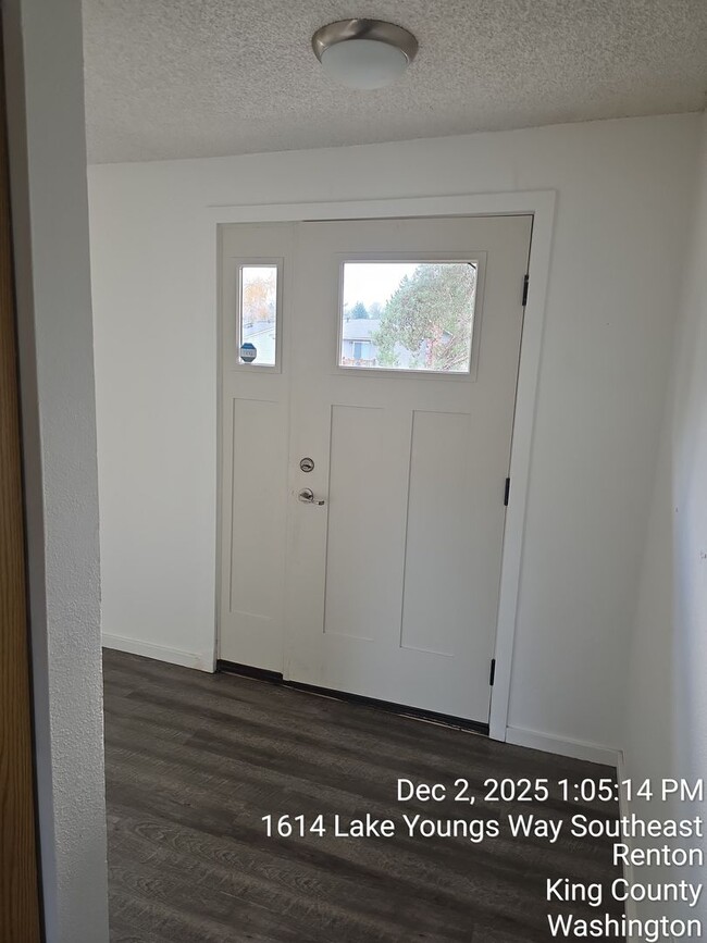 1614 Lake Youngs Way SE in Renton, WA - Building Photo - Building Photo