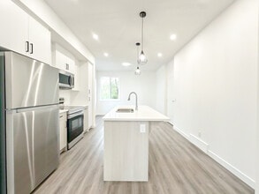 2439-2426 26 Ave NW in Calgary, AB - Building Photo - Building Photo