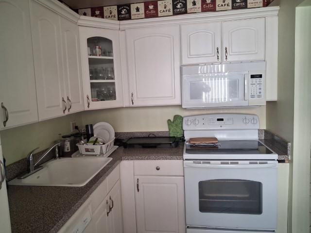 32 Colonial Club Dr in Boynton Beach, FL - Building Photo - Building Photo