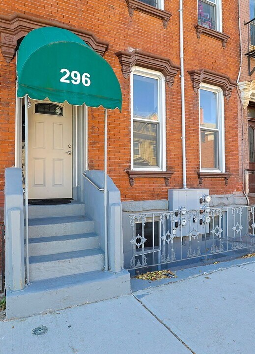 296 Mill St in Poughkeepsie, NY - Building Photo