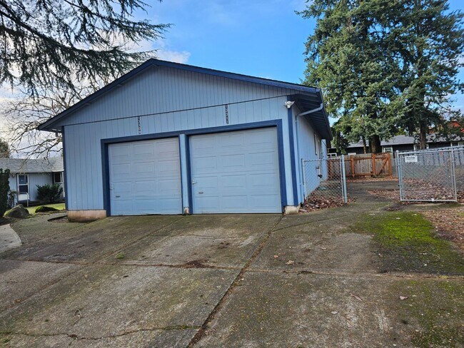 13309-13311 Clairmont Way in Oregon City, OR - Foto de edificio - Building Photo