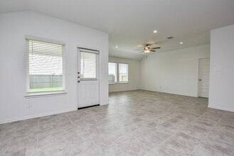 7519 Fierce Friesian Ln in Iowa Colony, TX - Foto de edificio - Building Photo