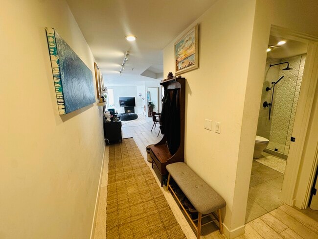 235 Main St, Unit 219 in Venice, CA - Foto de edificio - Building Photo