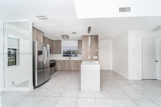 17249 NW 60th Ct in Hialeah, FL - Foto de edificio - Building Photo
