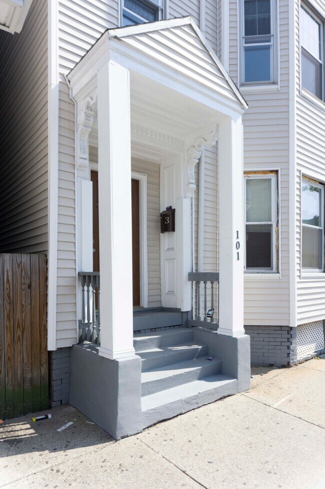 101 Chelsea St, Unit 1 in Boston, MA - Building Photo - Building Photo