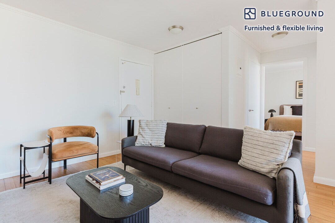 235 W 48th St in New York, NY - Building Photo