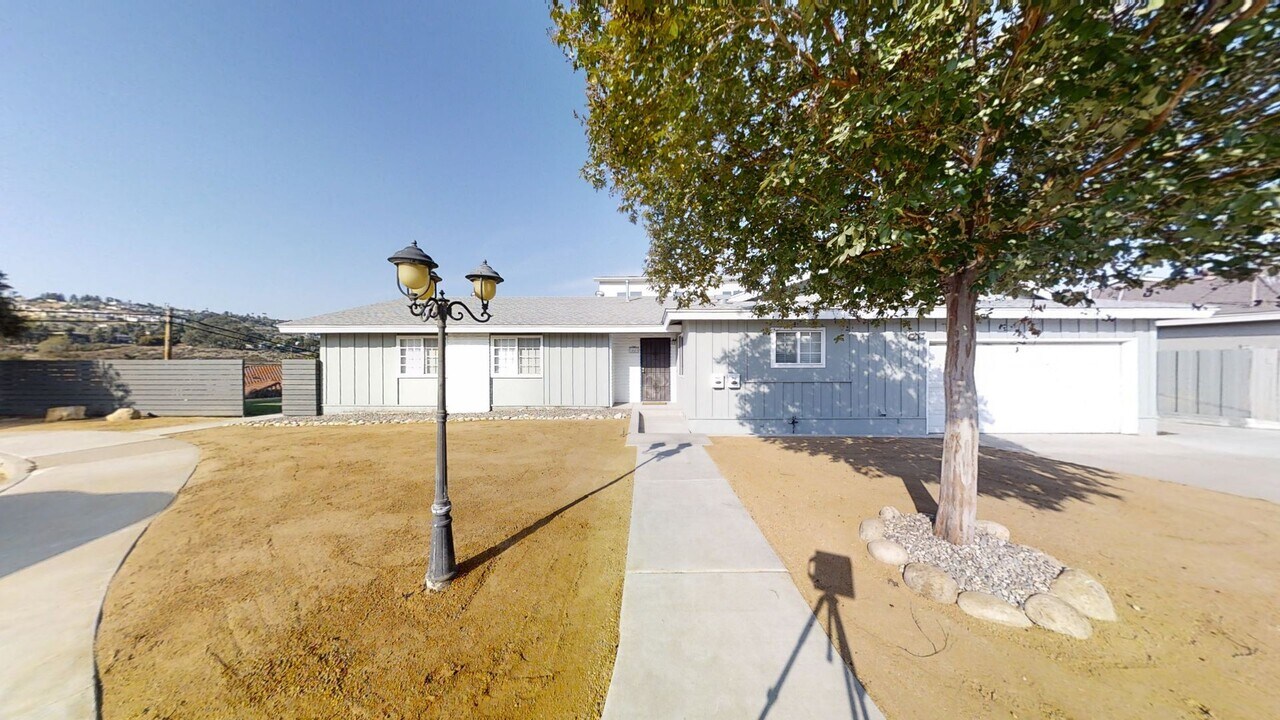 5441 Brockbank Pl in San Diego, CA - Foto de edificio