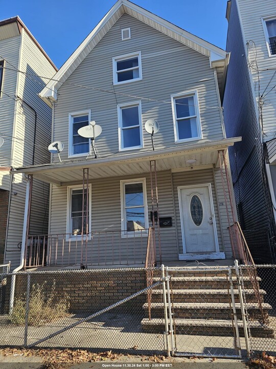 231 Clark Pl in Elizabeth, NJ - Building Photo