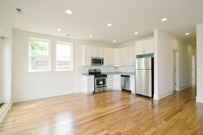 2235 N Clybourn Ave-Unit -4 in Chicago, IL - Building Photo - Building Photo
