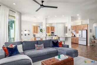 727 Mission Trail in New Braunfels, TX - Foto de edificio - Building Photo