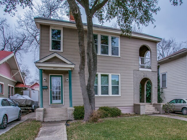 1007 W Craig Pl, Unit Upstairs apartment in San Antonio, TX - Foto de edificio - Building Photo