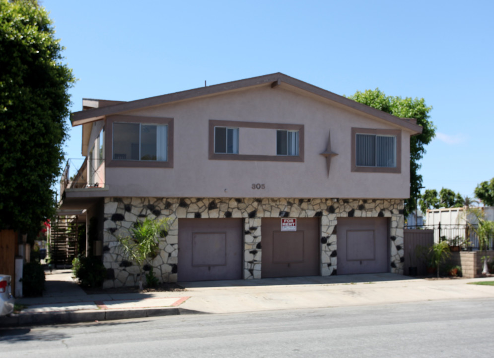 305 10th St in Huntington Beach, CA - Building Photo