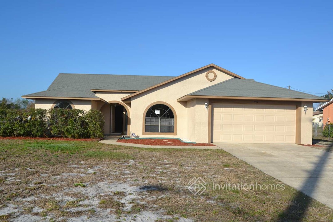 994 Shenandoah Ave in Deltona, FL - Building Photo