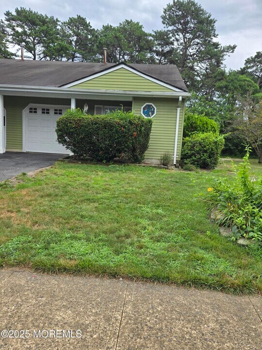 33 Mariner Pl in Brick, NJ - Building Photo