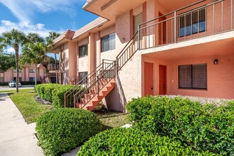 231 Lakeview Dr in Weston, FL - Building Photo - Building Photo