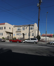 4537 Fountain Ave in Los Angeles, CA - Foto de edificio - Building Photo