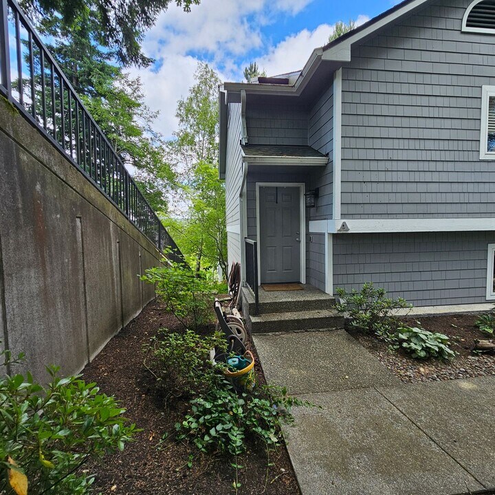 19895 4th Ave NE in Poulsbo, WA - Building Photo