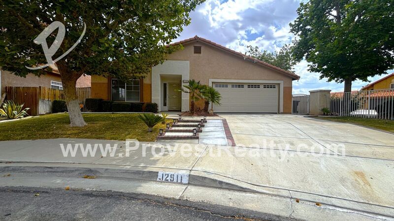 12511 Townhill Ct in Victorville, CA - Foto de edificio