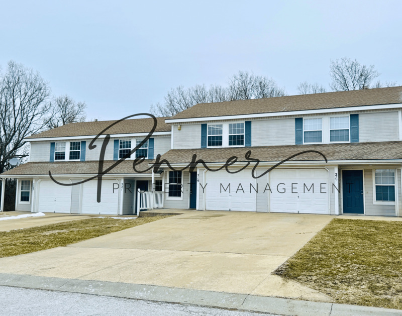 221 N Crest Dr in Raymore, MO - Building Photo