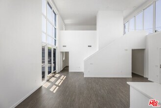 5750 Hollywood Blvd in Los Angeles, CA - Building Photo - Building Photo