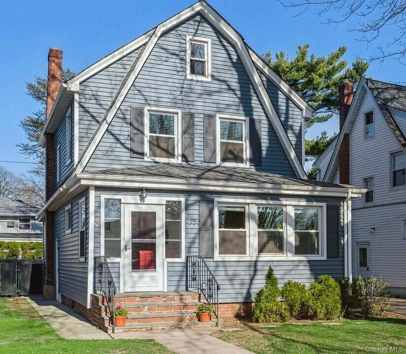 39 Prescott St in Garden City, NY - Building Photo