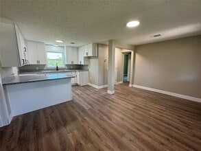 9006 Elm St in Hitchcock, TX - Building Photo - Building Photo