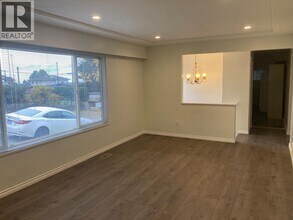 5704 Dundas St in Burnaby, BC - Building Photo - Building Photo